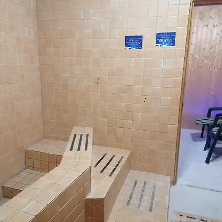 Castle Wellness Bed & Breakfast 4*